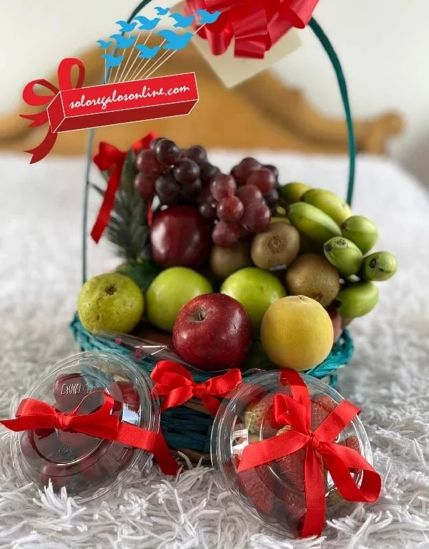 Canasta de frutas frescas y saludables, ideal para cuidar de la salud de esa persona que la recibe.